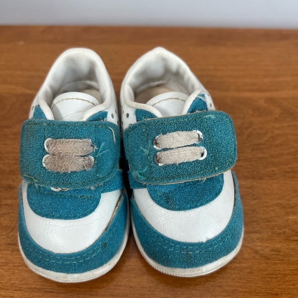 Vintage Disney Mickey Mouse White and Blue Sneakers with Velcro Closure Size 1 - Picture 3 of 7